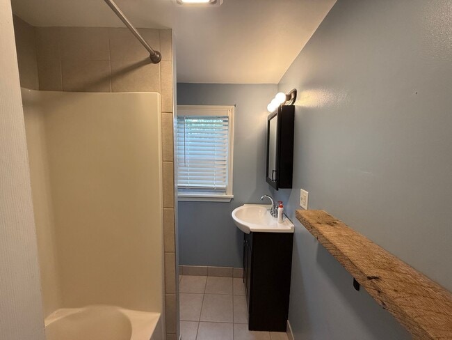 Building Photo - Charming Cape Cod Near Airport with Modern...