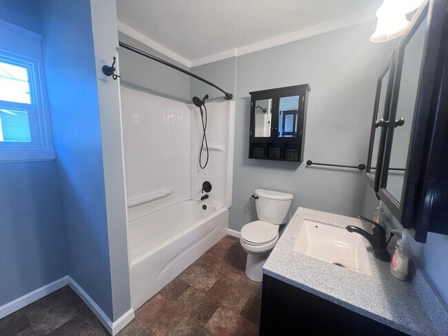 Building Photo - Large Single Family Five Bedroom Home!