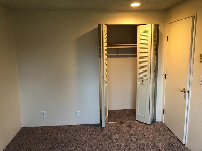 Building Photo - NW Eugene home in cul-de-sac with large yard!