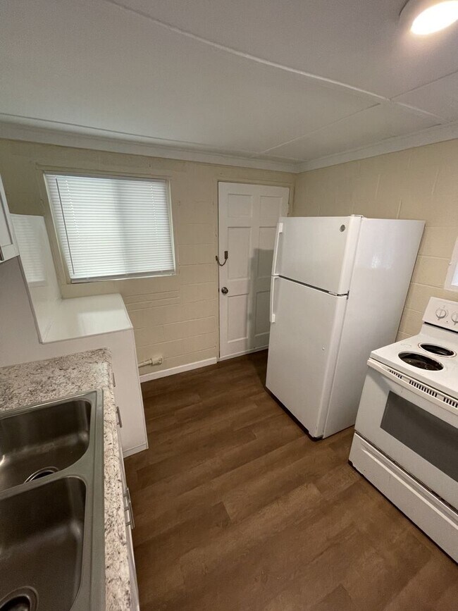Building Photo - 1 Bedroom 1 Bathroom
