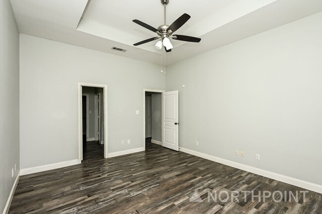 Building Photo - 3 BR/2BA & Den | Single Family Home | 2-Car Garage | Fenced backyard