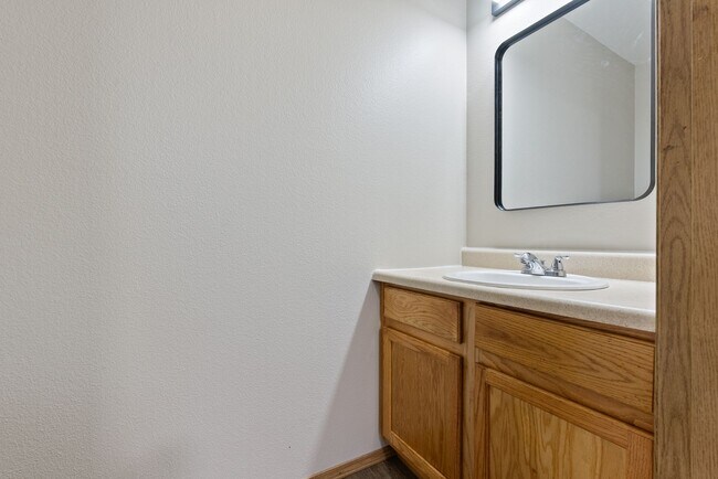 Building Photo - Spacious 2-Bedroom/1.5 bathroom in SE Portland