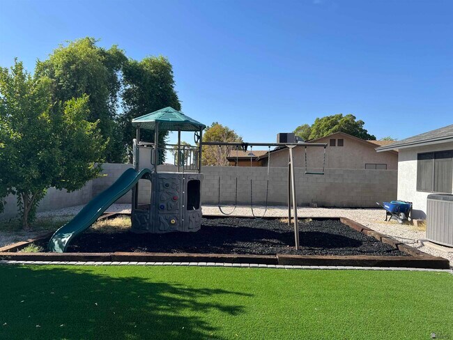 Building Photo - 1285 S Thomas Ave