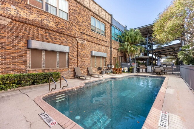 Building Photo - 1331 S Flores St