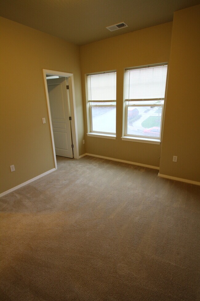 Building Photo - Newer Condo with 2 car Garage in S. Salem!