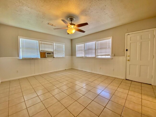 Building Photo - Full 1 bed 1 bath 1 living room/kitchen available now