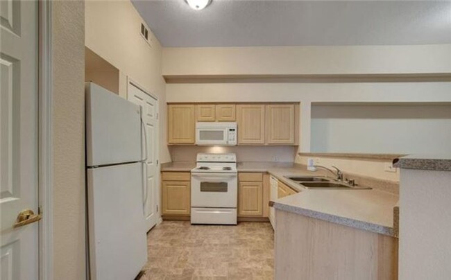 Building Photo - BEAUTIFUL 2 BED 2 BATH CONDO LOCATED ACROS...