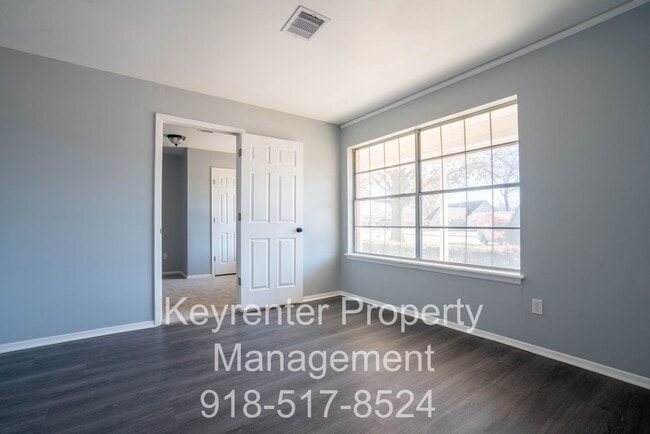 Building Photo - 4 Bedroom Home Available For Immediate Move In!!