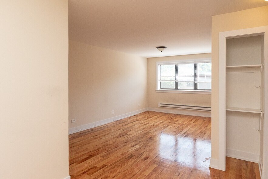 Building Photo - 567 W Arlington Pl