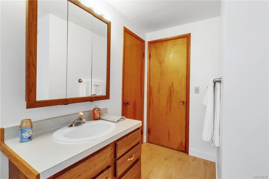 Full Bathroom - 28 Mead St