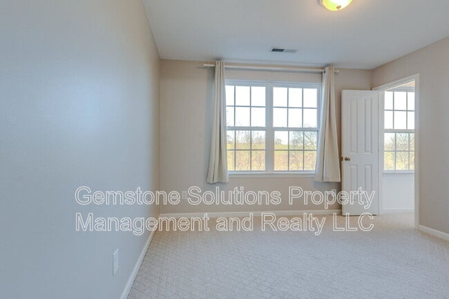 Building Photo - 304 Oldbury Ln