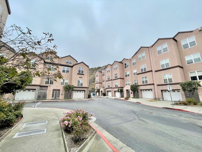 Building Photo - 2BD/2BA Spacious Crocker Amazon Condo, Gat...