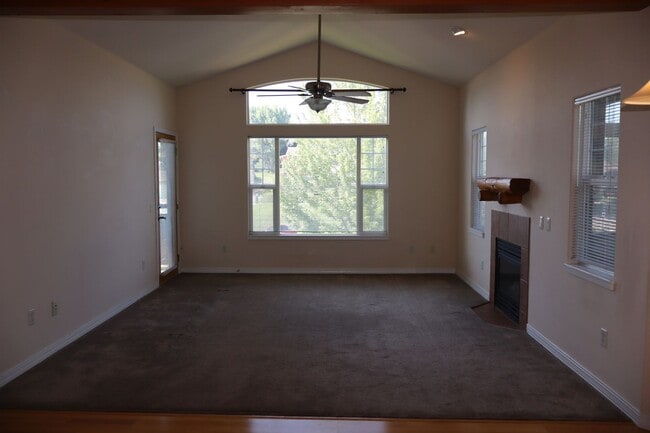 Building Photo - Cozy Two Bedroom Condo