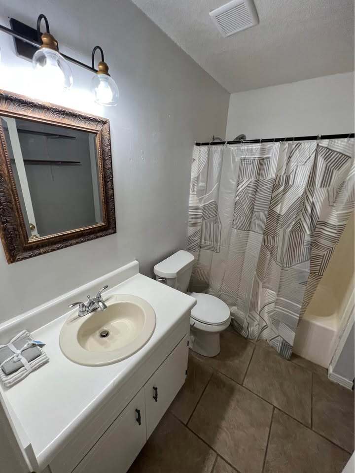 Building Photo - 8341 Country Walk Dr