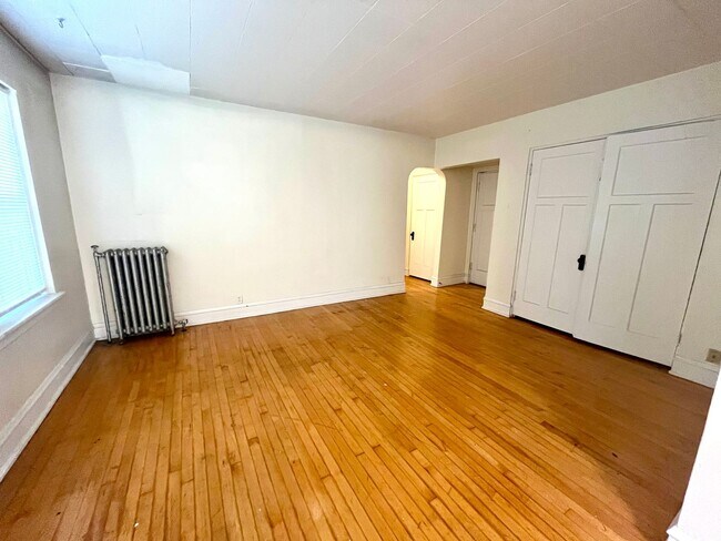 Interior Photo - 1716 E Newton Ave