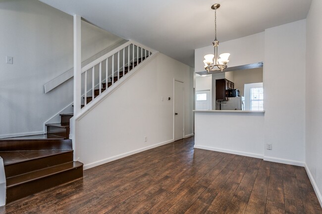 Building Photo - UPDATED 2-BEDROOM TOWNHOME AT NORTH PARK T...