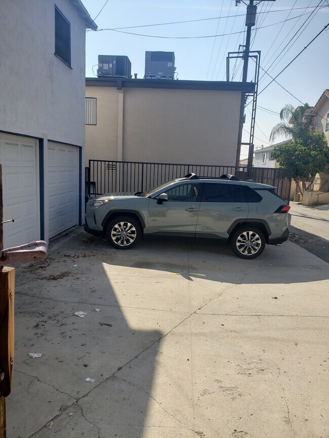 Building Photo - 731 E Providencia Ave