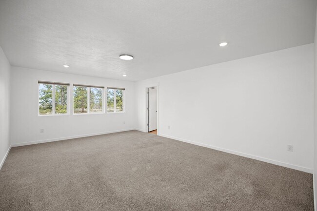 Building Photo - BEAUTIFUL Spacious Modern Grandview Single Level Home!