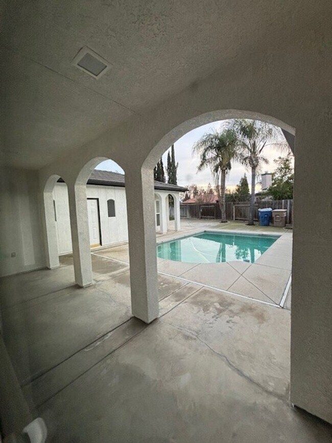 Building Photo - Move-In Ready 3 Bedroom Home with Pool in Rosedale