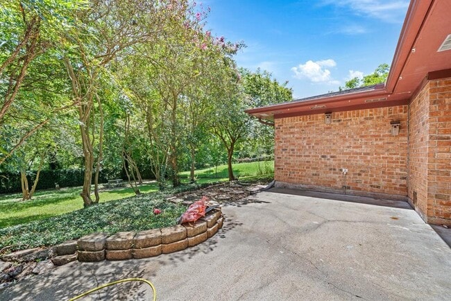 Building Photo - 5123 Shady Oaks Ln