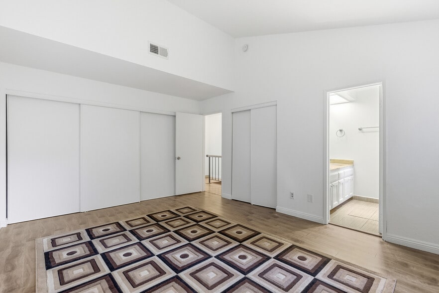 Building Photo - 1348 N Orange Dr