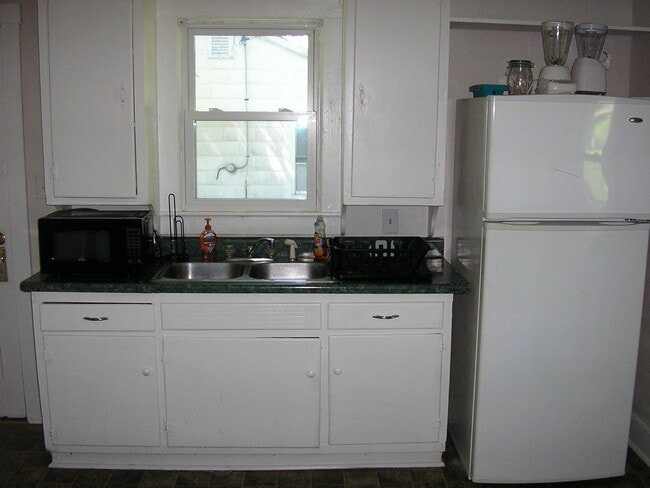 Building Photo - 1635 Sharon Dr