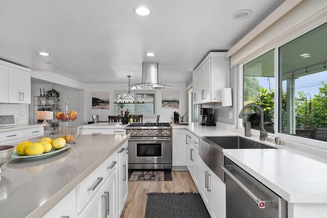 Building Photo - Stunning completely renovated home in Tustin