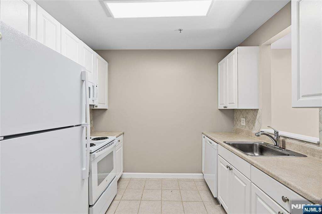 Building Photo - 905 River Rd