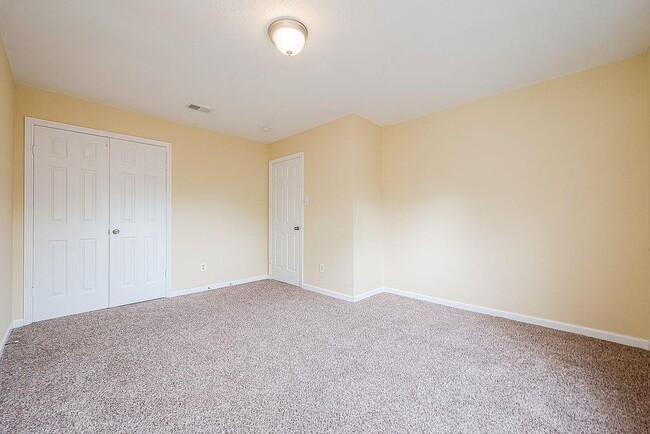 Building Photo - 2039 Shorewood Ln