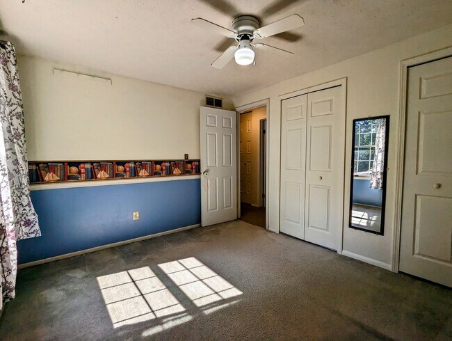 Building Photo - Center Hall Colonial for rent in Hudson!
