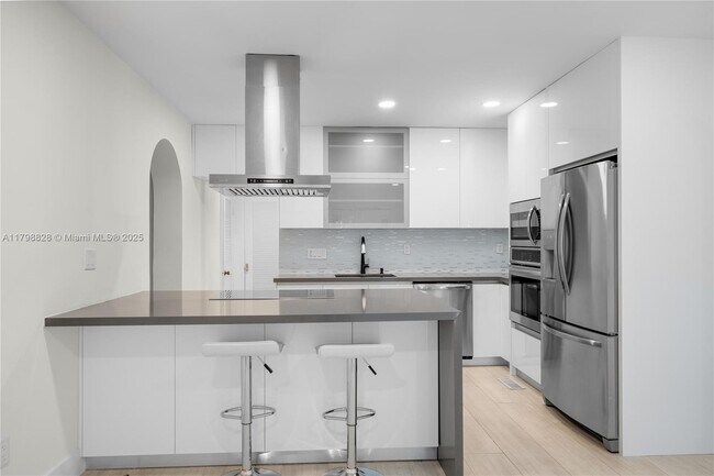 Building Photo - 936 Sorolla Ave