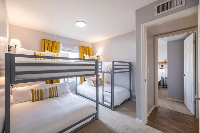 Building Photo - 709 W Vaughn St