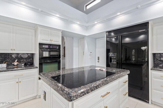 Building Photo - 10641 E San Salvador Dr