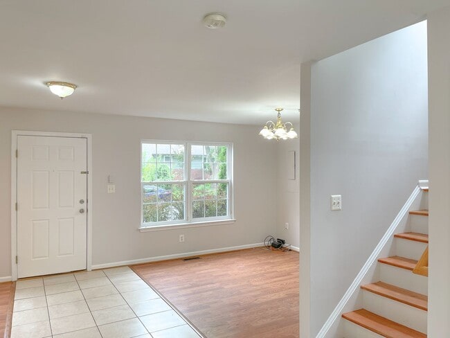 Building Photo - Lovely Traditional 5BR/3BA home in excelle...