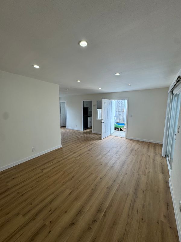 Building Photo - 1153 E 71st St