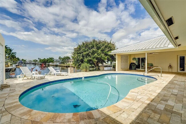 Building Photo - 5721 Bayview Dr