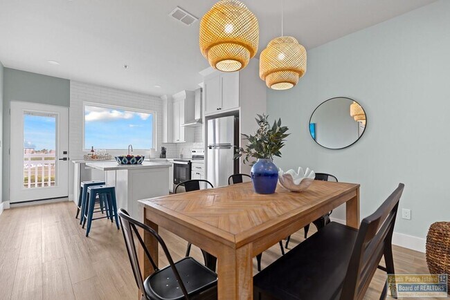 Building Photo - 111 W Sunny Isle Dr