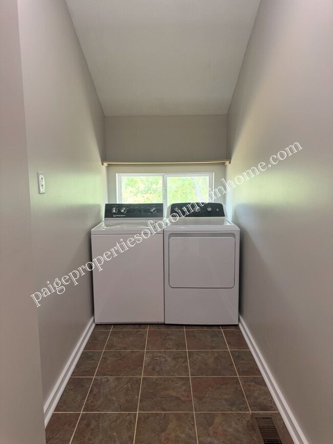 Building Photo - 133 CR 606