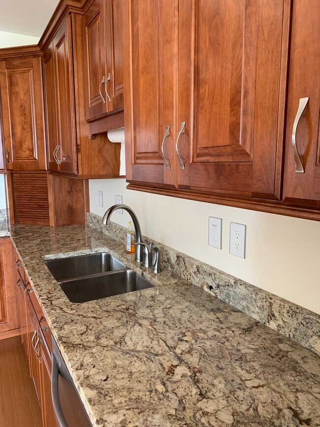 Building Photo - 540 S Lakeshore Blvd