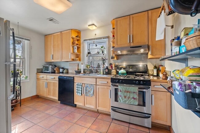 Building Photo - Excellent Main Floor Duplex Unit in Heart ...
