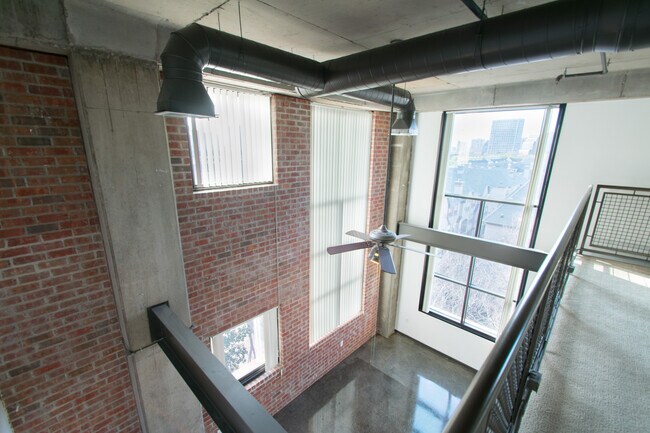 Building Photo - 1 Bed 1.5 Bath Modern Corner Unit Condo in Uptown Dallas!