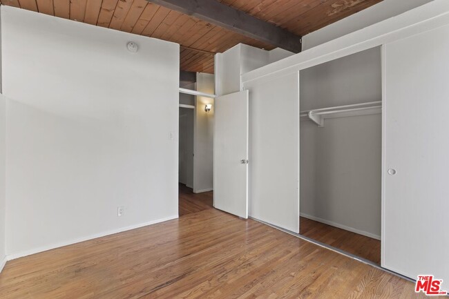 Building Photo - 11133 Rose Ave