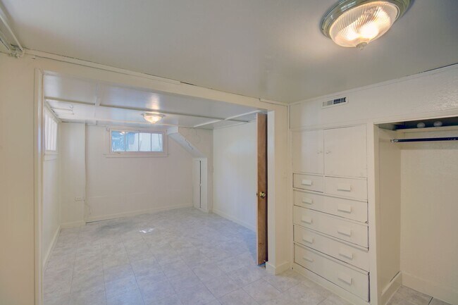 Building Photo - 2257 S Franklin St