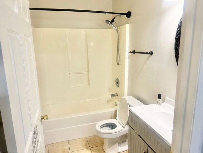 Building Photo - Charming 3BR Townhouse Near Shopping & Doctors Hospital