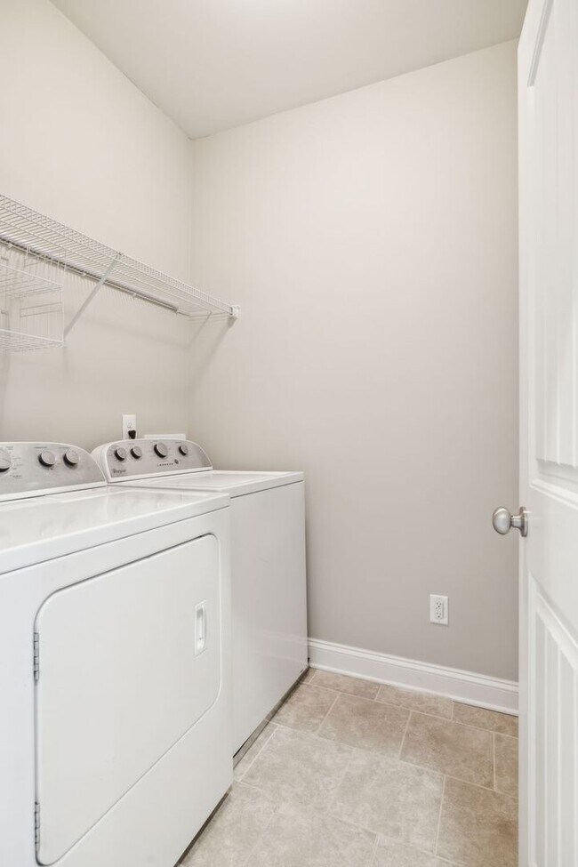 Building Photo - 3 BR/2.5 BA Luxury Townhome