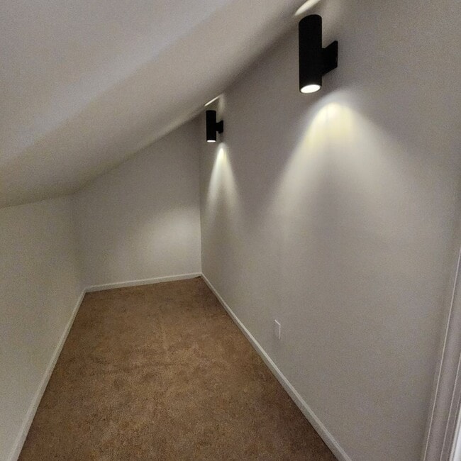 Building Photo - Beautiful End unit Townhome for rent