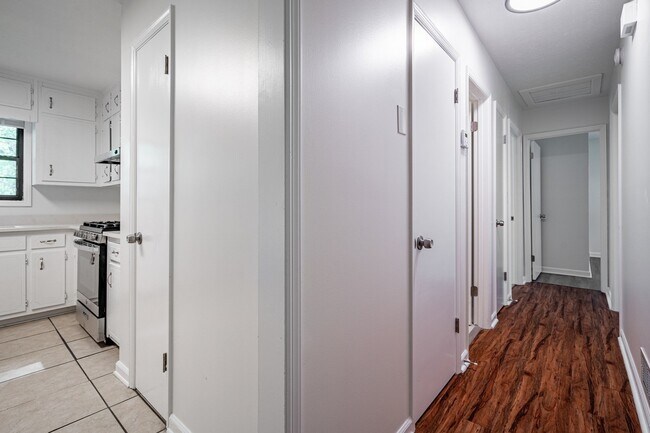 Building Photo - Stunningly renovated 4 bedroom 3 bathroom ...