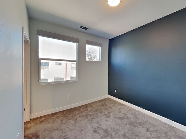 Building Photo - Prescott Townhouse 2/2.5 Available Now!