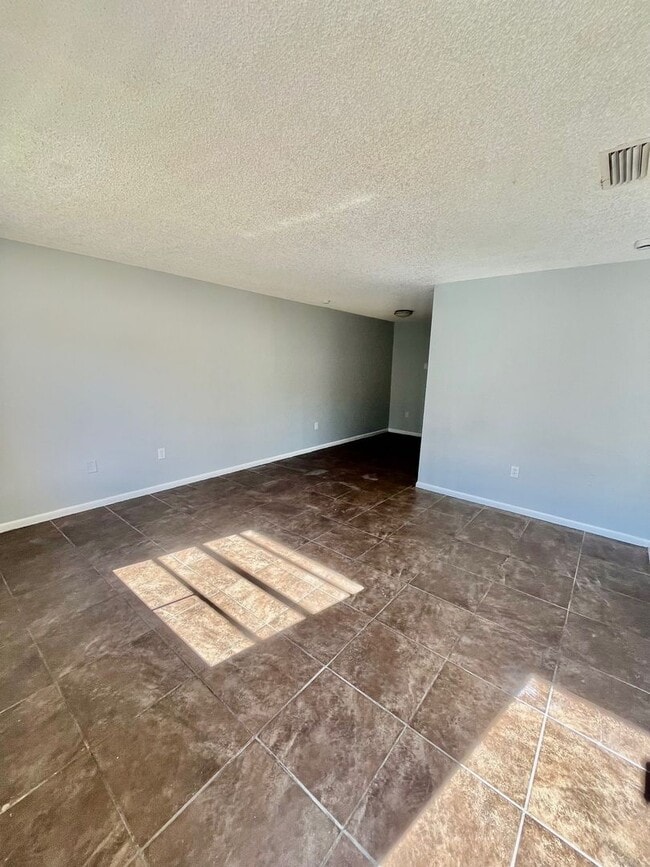 Building Photo - HUGE 2BR/1BA w/Gorgeous Ceiling Fans, W/D Hookups & More! NO APPLICATION FEE!