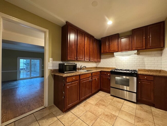 Building Photo - Spacious 3 Bed 2.5 Bath Townhome In Beautiful Sudley